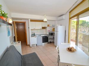 Kuchyň nebo kuchyňský kout v ubytování Apartment Catalunya-10 by Interhome