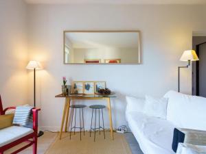 sala de estar con sofá y espejo en Apartment Golf de Chiberta by Interhome en Anglet