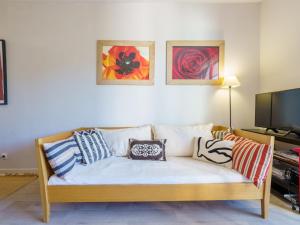 - un canapé avec des oreillers dans le salon dans l'établissement Apartment Golf de Chiberta by Interhome, à Anglet