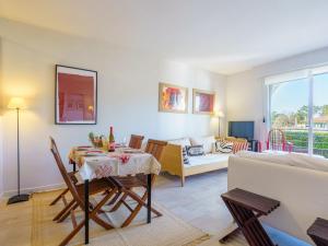 - un salon avec une table et un canapé dans l'établissement Apartment Golf de Chiberta by Interhome, à Anglet