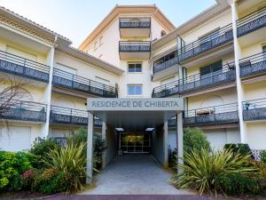 Um edifício com um cartaz que diz "Quartel-General de Chicago" em Apartment Golf de Chiberta by Interhome em Anglet