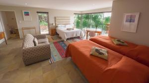 ein Schlafzimmer mit 2 Betten und ein Wohnzimmer in der Unterkunft Orangerie Guest House in Johannesburg