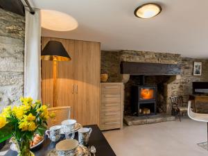 salon ze stołem i kominkiem w obiekcie Apartment Penguilly by Interhome w mieście Concarneau