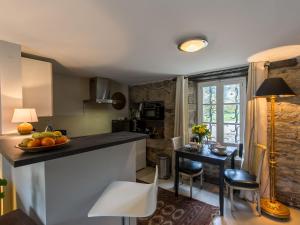 een keuken met een aanrecht en een tafel met fruit erop bij Apartment Le Manoir du Moros by Interhome in Concarneau
