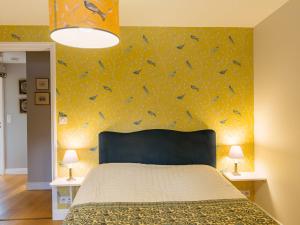 Łóżko lub łóżka w pokoju w obiekcie Apartment Penguilly by Interhome