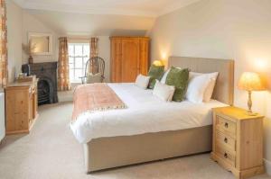 Uma cama ou camas num quarto em Cross Keys Inn Ettrickbridge
