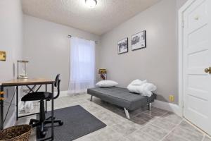 Sleeps 5 near ferry, train to Boston and downtown 3br apartment客房内的一张或多张床位