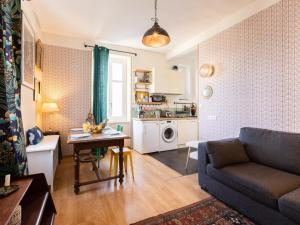 salon z kanapą i stołem w obiekcie Apartment Haitze Egoa by Interhome w Biarritz +11 zdjęć