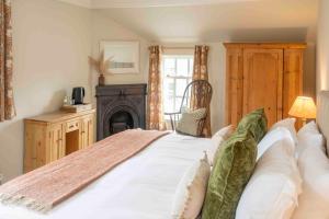 Uma cama ou camas num quarto em Cross Keys Inn Ettrickbridge