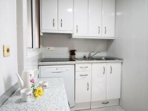 cocina con armarios blancos y encimera en Apartment San Francisco by Interhome, en Benidorm