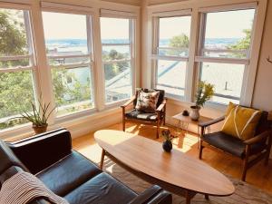 - un salon avec des chaises, une table et des fenêtres dans l'établissement 62 Views, à Portland