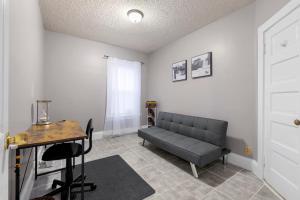 Sleeps 5 near ferry, train to Boston and downtown 3br apartment的休息区