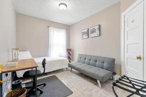 Sleeps 5 near ferry, train to Boston and downtown 3br apartment的休息区