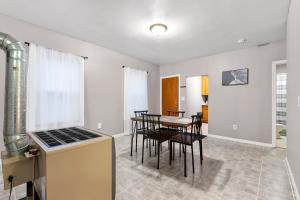 Sleeps 5 near ferry, train to Boston and downtown 3br apartment的厨房或小厨房