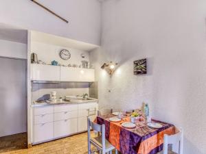 Dapur atau dapur kecil di Studio Les Hauts du Port-3 by Interhome