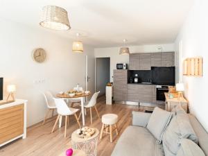 Televisyen dan/atau pusat hiburan di Apartment Les balcons des pêcheurs C21 by Interhome +31 gambar