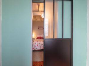 Una puerta que conduce a un dormitorio con cama en Holiday Home Gîte La Truffière Saintongeaise by Interhome, en Berneuil