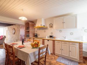 Η κουζίνα ή μικρή κουζίνα στο Holiday Home Gîte La Truffière Saintongeaise by Interhome