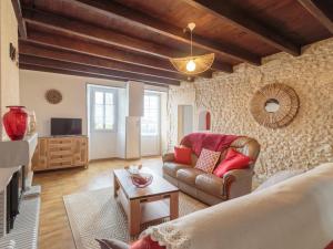 Μια τηλεόραση ή/και κέντρο ψυχαγωγίας στο Holiday Home Gîte La Truffière Saintongeaise by Interhome +10 φωτογραφίες