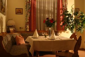 ein Wohnzimmer mit einem Tisch und einem Sofa in der Unterkunft Schlossberghof Marzoll in Bad Reichenhall