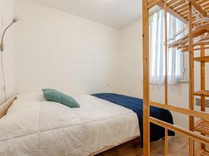 1 dormitorio con 1 cama y 1 litera en Apartment Les Bourdaines by Interhome en Seignosse