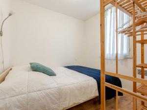 Posteľ alebo postele v izbe v ubytovaní Apartment Les Bourdaines by Interhome
