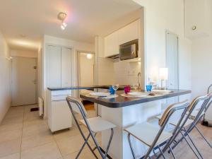 Kuchyňa alebo kuchynka v ubytovaní Apartment Les Bourdaines by Interhome