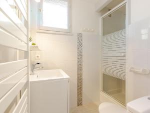 Kúpeľňa v ubytovaní Apartment Les Bourdaines by Interhome