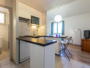Kuchyňa alebo kuchynka v ubytovaní Apartment Les Bourdaines by Interhome