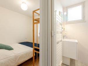 Posteľ alebo postele v izbe v ubytovaní Apartment Les Bourdaines by Interhome