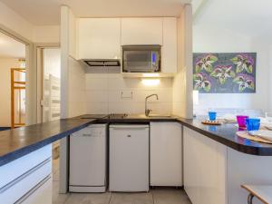 Kuchyňa alebo kuchynka v ubytovaní Apartment Les Bourdaines by Interhome