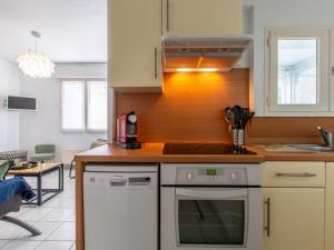 kuchnia z kuchenką i blatem w obiekcie Apartment La Louisiane by Interhome w mieście Capbreton