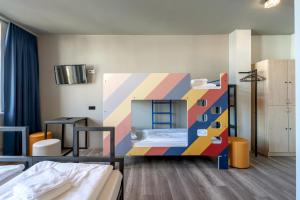 een slaapkamer met een kleurrijke kamer met 2 bedden bij a&o Berlin Friedrichshain in Berlijn