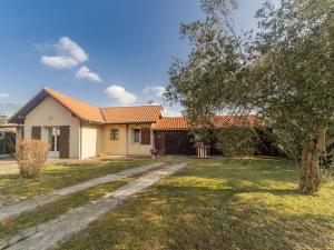 dom z drzewem przed nim w obiekcie Holiday Home La Gare by Interhome w mieście Mimizan