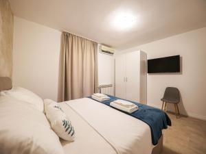 - une chambre avec un lit et 2 serviettes dans l'établissement Apartment Beach Feelings by Interhome, à Sukošan