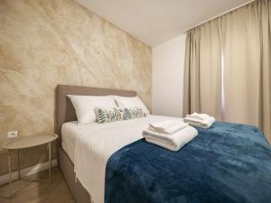 - une chambre avec un lit et des serviettes dans l'établissement Apartment Beach Feelings by Interhome, à Sukošan