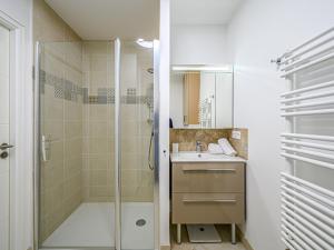 Kúpeľňa v ubytovaní Apartment Les Villas du Men Du-3 by Interhome