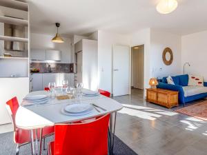 Kuchyňa alebo kuchynka v ubytovaní Apartment Les Arts-2 by Interhome + 20 fotografií