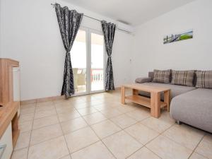 ein Wohnzimmer mit einem Sofa und einem Tisch in der Unterkunft Apartment Aurora by Interhome in Maslenica