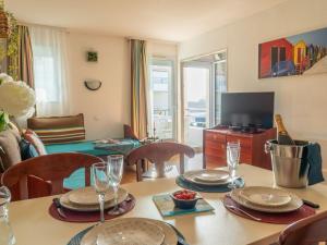 Televízia a/alebo spoločenská miestnosť v ubytovaní Apartment Le Hameau du Golf by Interhome