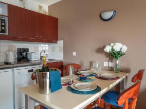 Kuchyňa alebo kuchynka v ubytovaní Apartment Le Hameau du Golf by Interhome