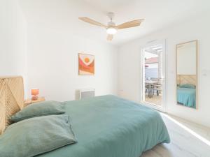 En eller flere senge i et værelse på Apartment Les Patios de Flore-2 by Interhome