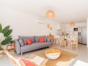 Køkken eller tekøkken på Apartment Les Patios de Flore-2 by Interhome