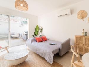 En eller flere senge i et værelse på Apartment Les Patios de Flore-2 by Interhome + 25 billeder