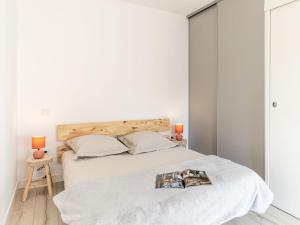 En eller flere senge i et værelse på Apartment Les Patios de Flore-2 by Interhome