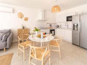 Køkken eller tekøkken på Apartment Les Patios de Flore-2 by Interhome