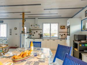 Kuchyňa alebo kuchynka v ubytovaní Holiday Home La Glycine by Interhome