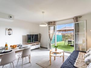 TV a/nebo společenská místnost v ubytování Holiday Home Domaine des fées by Interhome