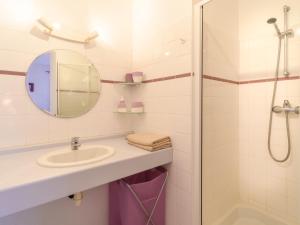 Koupelna v ubytování Holiday Home Le Hameau des Pêcheurs-2 by Interhome