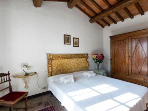 A bed or beds in a room at Chalet Amphora by Interhome